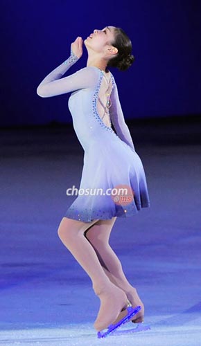 金妍兒化身冰上三面嬌娃 裙裝飄逸皮褲性感（圖）