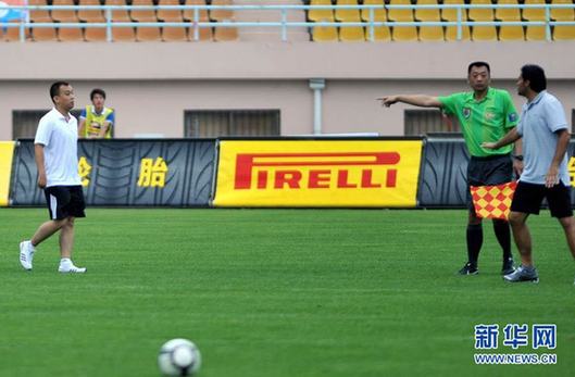 中超裁判三分鐘出兩紅牌 遭青島球迷飛踹