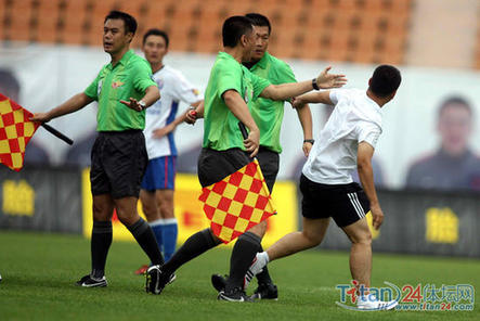 襲擊裁判者身份確認 無業球迷被拘留10天