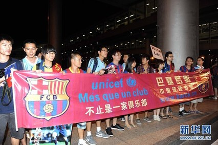 巴薩抵京受熱捧 梅西獲美女護航（組圖）