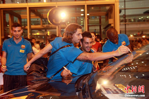 巴薩抵京受熱捧 梅西獲美女護航（組圖）