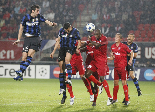 歐冠：國米曼聯(lián)客場戰(zhàn)平 巴薩主場大勝