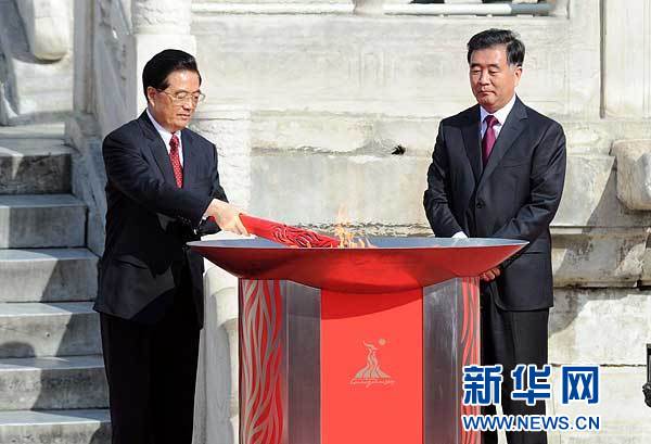 胡錦濤出席亞運會火炬點燃暨火炬傳遞活動啟動儀式