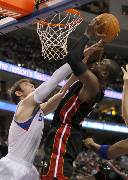 韋德復(fù)蘇拿下30分 熱火背靠背力克76人取首勝