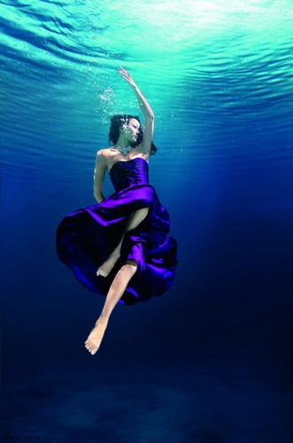 中國花游美女拍攝水下時裝片