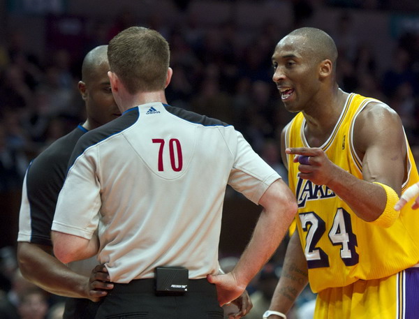 科比33分10板力壓小斯24+10 湖人客場完勝尼克斯