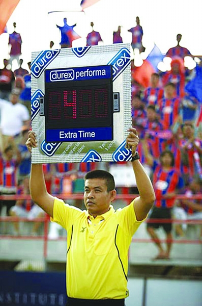 足球場雷人一幕 第四官員舉“避孕套”補時