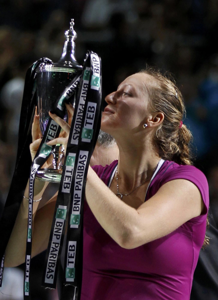 WTA年終總決賽：科維托娃鏖戰三盤擊退阿扎倫卡封后