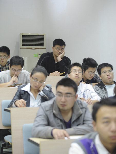 姚明上大學首日引學生熱拍 破例準備專椅每日走讀