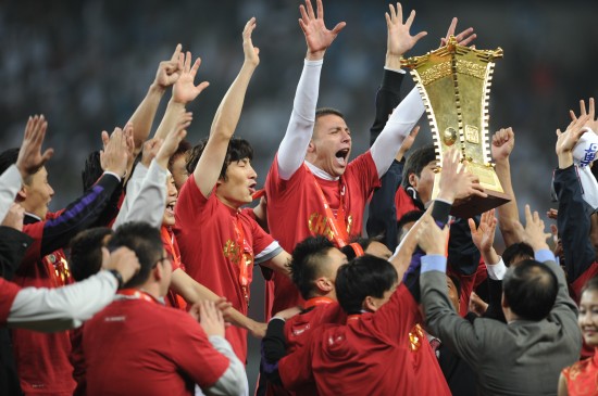 足協杯：天津泰達2:1戰勝山東魯能首次捧杯