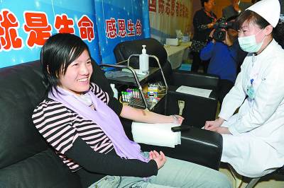 侯逸凡獻(xiàn)血慶“成人”