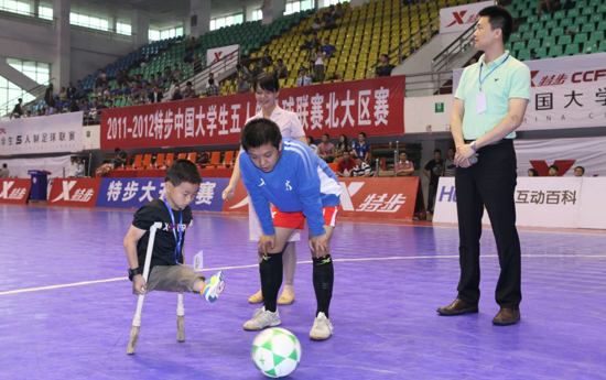 夢想的大門沒有守門員 特步大五聯賽為獨腿孩子圓夢