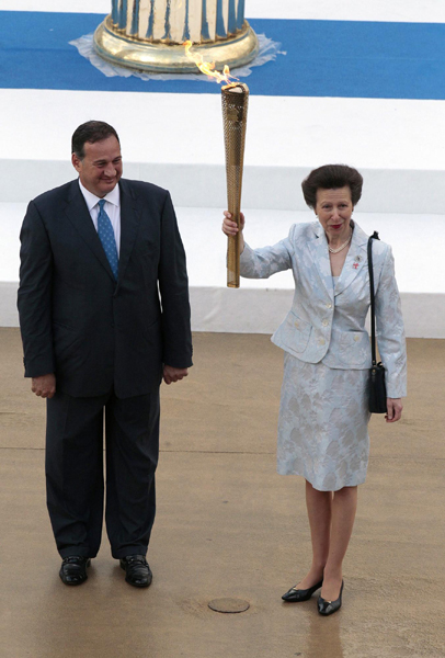 倫敦奧運圣火交接儀式在希臘舉行 李寧點燃圣火壇