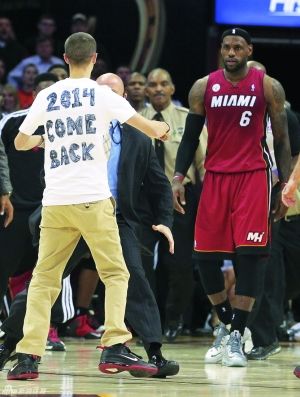 騎士球迷沖入球場呼喚詹姆斯：我們想你，回來吧