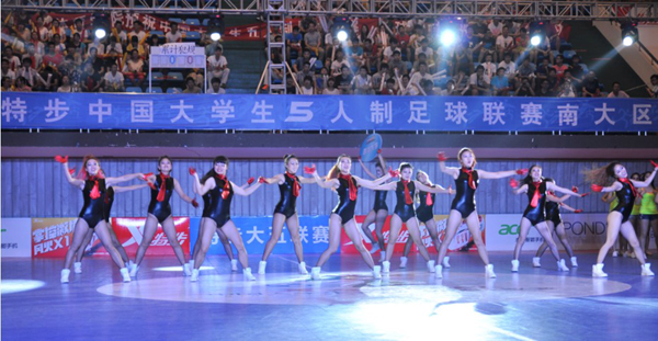 特步大五聯(lián)賽南大區(qū)賽開賽 “吸引”《天天向上》欄目組到場