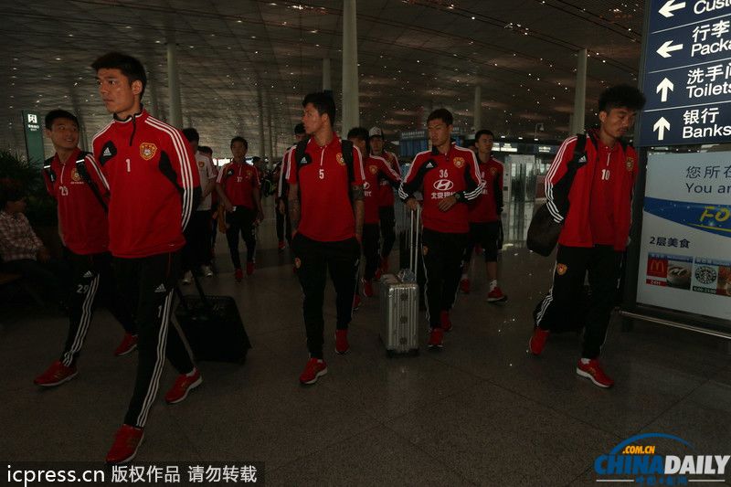 國(guó)足集結(jié)出征東亞杯 隊(duì)員睡眼惺忪略顯疲憊