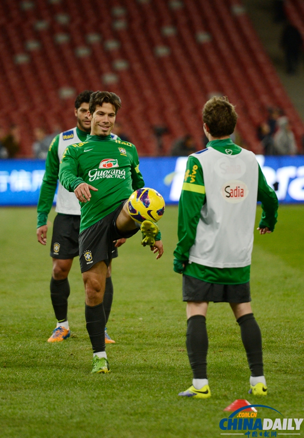 巴西國家隊鳥巢采場訓練 輕松備戰贊比亞