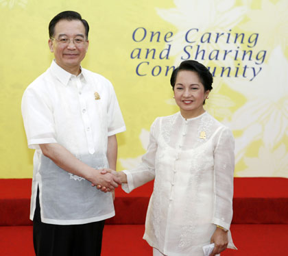 China's Prime Minister Wen Jiabao (L) and Philippines President Gloria Macapagal Arroyo pose before the opening of the 2nd East Asia Summit, on the sidelines of 12th Association of Southeast Asian Nations Summit, in Cebu January 15, 2007.