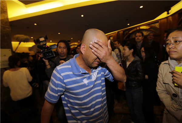 Grief overwhelms relatives of flight 370 victims