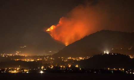 Thousands flee Canadian forest fire