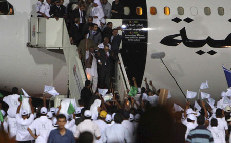 Lockerbie bomber freed, returns to cheers in Libya