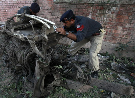 Gunmen, bombs hit 5 sites in Pakistan, 39 die