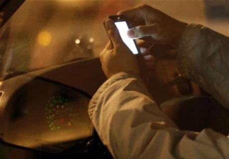 Texting driver 6 times more likely to crash: study
