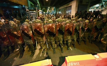 Bomb blasts kill 5, wound 100 in Bangkok