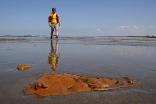 Experts debate diverting Mississippi to fight oil spill
