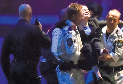 Live: Hostages held in Sydney cafe