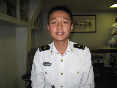 與胡主席合影留念的海軍戰士隨艦護航