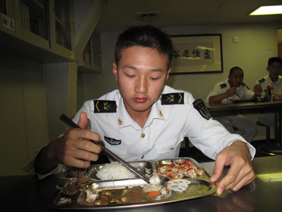 與胡主席合影留念的海軍戰士隨艦護航