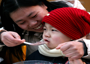 市民品嘗免費臘八粥祈福