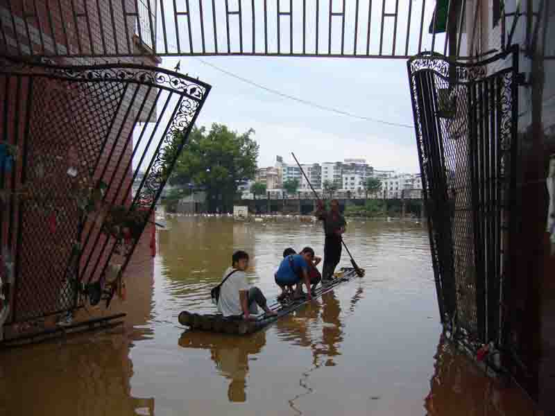 十八漁民兄弟撐“諾亞方舟”救出數千災民