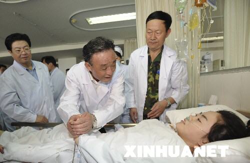 吳邦國赴四川地震災(zāi)區(qū)指導(dǎo)抗震救災(zāi)工作