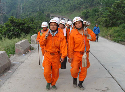 圖：袁藝被埋104個(gè)小時(shí)獲救 連線救命恩人