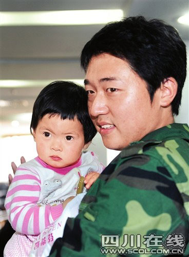 最美微笑戰(zhàn)士再見災(zāi)區(qū)小寶貝 想認她作干女兒(圖)