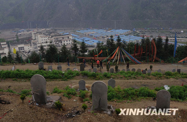 汶川地震一周年：映秀守墓人[組圖]