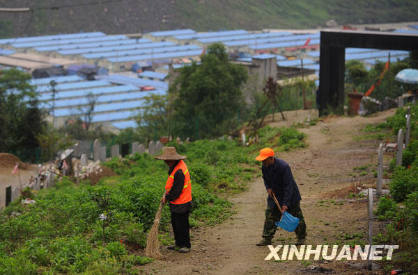 汶川地震一周年：映秀守墓人[組圖]