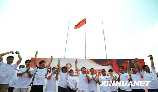 成龍率隊與北川中學師生互動[組圖]