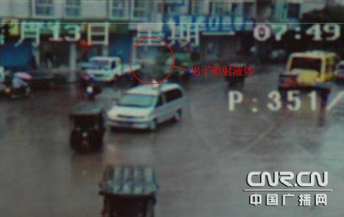 廣西荔浦襲擊運(yùn)鈔車(chē)男子特征及錄像公布(圖)