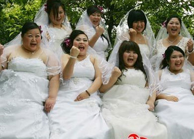 9名重量級“胖妹”舉行集體訂婚儀式