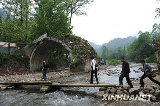 汶川地震一周年：游地震遺址