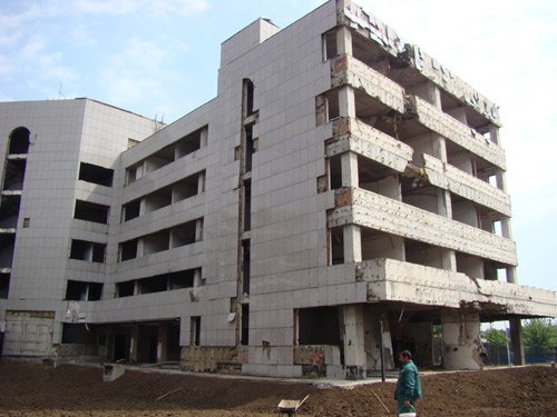 我駐南使館被炸10周年：館前立起紀(jì)念碑(圖)