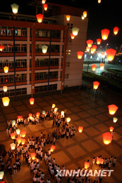 各地舉行活動紀念汶川地震一周年[組圖]