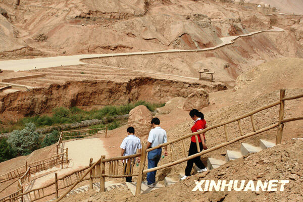 翻越火焰山 體驗火洲“熱度”[組圖]