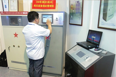 國慶閱兵用先進指紋系統管理參閱槍支(組圖)