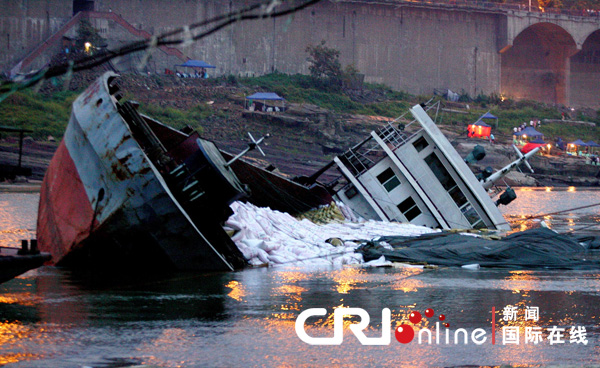 重慶嘉陵江一貨船側翻 千噸飼料傾倒江中[組圖]