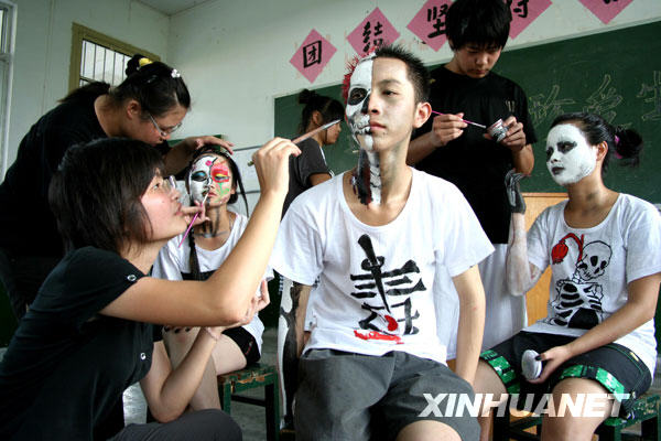 行為藝術警示毒品危害[組圖]