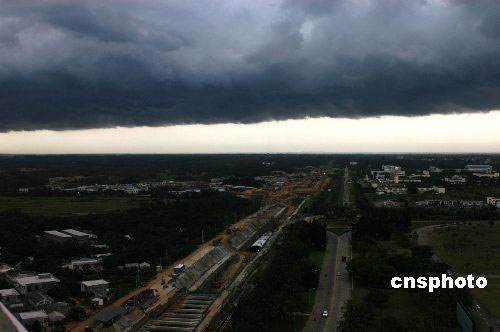 海口暴雨來襲前出現(xiàn)“陰陽天”[組圖]
